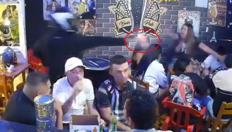 Kafasında kaskla bara girdi! Silahını çekip ortalığı kana buladı