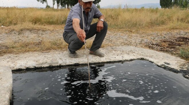 Erzurum’da 50 yıl önce kuyudan çıkan suyun köpükleri alev alıyor, elleri yumuşatıyor