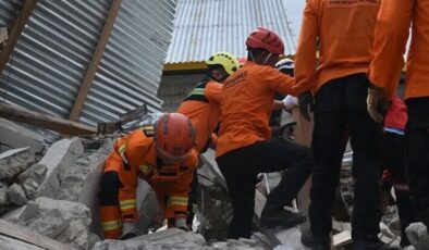 Endonezya’da Gerçekleşen 7,7 büyüklüğündeki depremde bilanço ağırlaşıyor