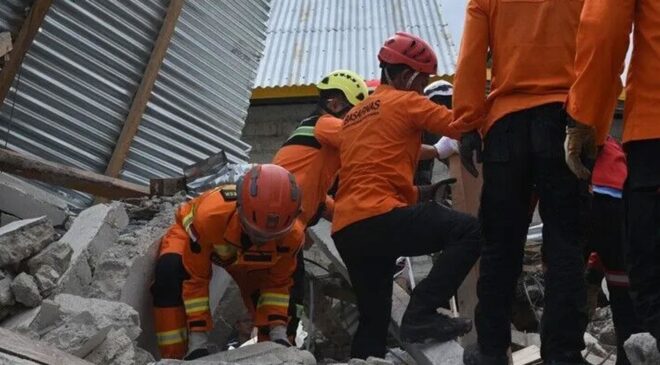 Endonezya’da Gerçekleşen 7,7 büyüklüğündeki depremde bilanço ağırlaşıyor