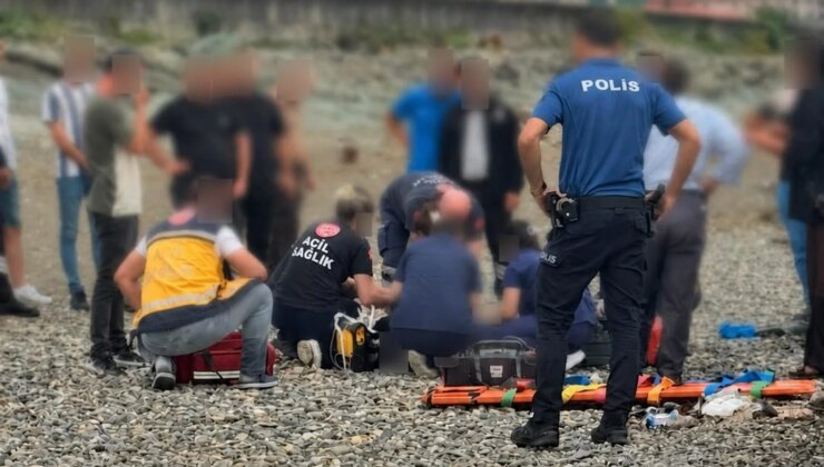 Rize’de denize giren iki kardeş dalgalara kapıldı, ailenin yüreği yandı