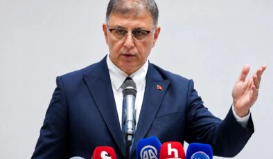 İzmir Büyükşehir Belediye Başkanı Cemil Tugay ayrıldığı CHP’nin WhatsApp grubuna yeniden eklendi