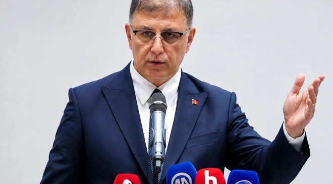 İzmir Büyükşehir Belediye Başkanı Cemil Tugay ayrıldığı CHP’nin WhatsApp grubuna yeniden eklendi