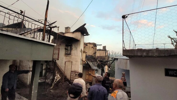 Erzincan’da köyde çıkan yangında 8 ev kullanılamaz hale geldi