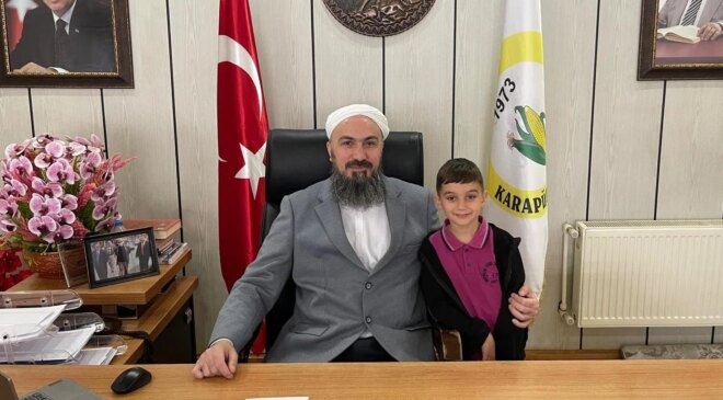 Alışılmışın dışında belediye başkanı! Vatandaşlar merak edip makamına geliyor