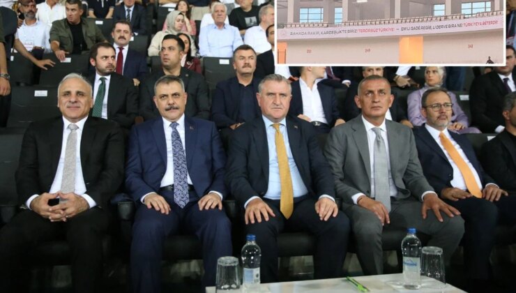 Bakan Çiftçi ve Bakan Bak da tribündeydi! Amedspor-Erzurumspor maçında Türkçe ve Kürtçe pankart