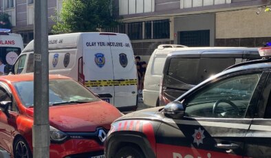 Gaziosmanpaşa’da bir kişi evinde boğazı kesilmiş halde ölü bulundu