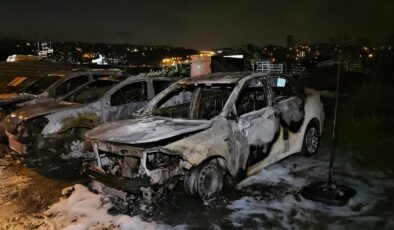 Avcılar’da oto galeride yangın: 3 otomobil kül oldu
