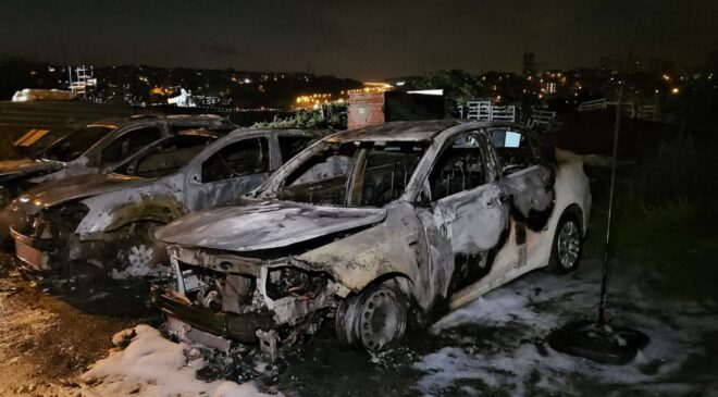 Avcılar’da oto galeride yangın: 3 otomobil kül oldu