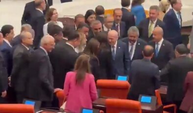 Bahçeli, çerçeve yasanın kabul edilmesinin ardından DEM Partili isimlerle tokalaştı