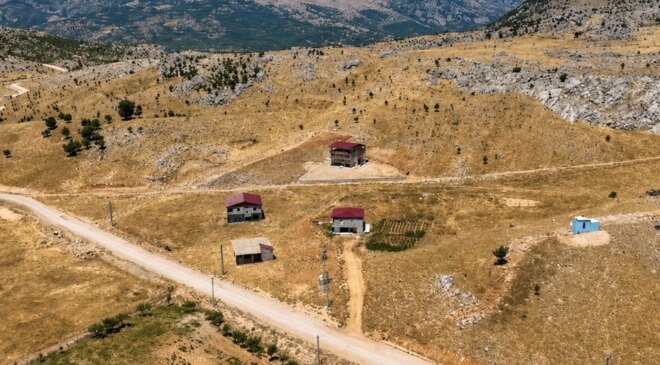 Bitlis’ten alınarak Siirt’e bağlanan köyde vatandaşlar isyan bayraklarını çekti: Geri dönmek istiyoruz