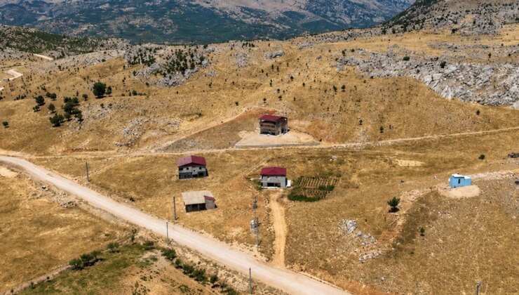Bitlis’ten alınarak Siirt’e bağlanan köyde vatandaşlar isyan bayraklarını çekti: Geri dönmek istiyoruz