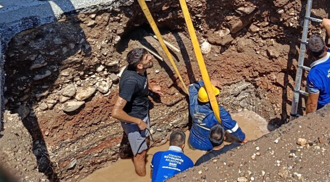 Göçük, işçiyi bir anda yuttu! Belinden aşağısı yerin altına gömüldü