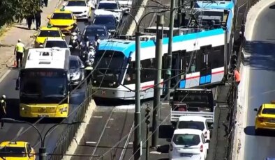 Beyoğlu’nda tramvay raydan çıktı: Yolcular tahliye edildi