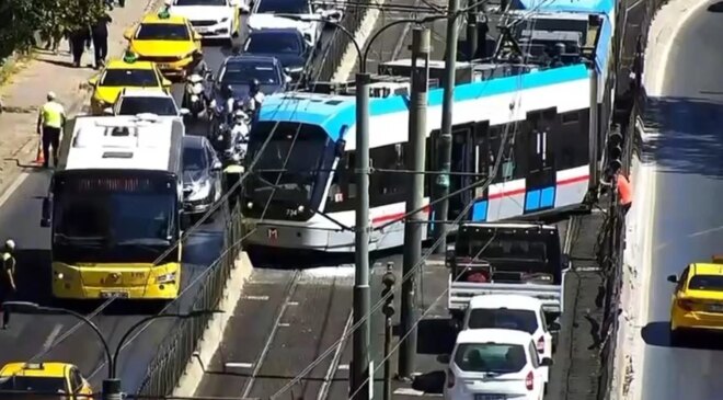 Beyoğlu’nda tramvay raydan çıktı: Yolcular tahliye edildi