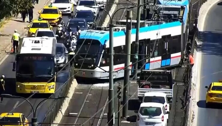 Beyoğlu’nda tramvay raydan çıktı: Yolcular tahliye edildi
