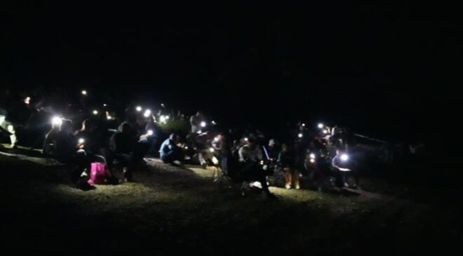 Binlerce kişi Perseid meteor yağmurunu izlemek için akın etti! Trafik kilitlendi, kilometrelerce yürüdüler