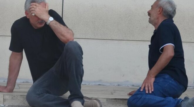 Oğlunu cenaze aracına koydu, dizlerinin üzerine çöküp feryat etti: Ciğerimi yaktın