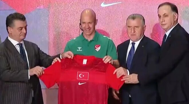 Anthony Taylor’a Milli Takım forması hediye edildi! Herkes aynı detaya takıldı
