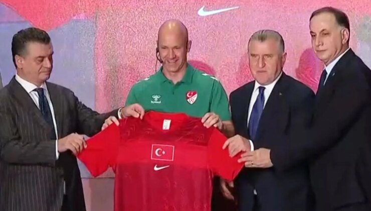 Anthony Taylor’a Milli Takım forması hediye edildi! Herkes aynı detaya takıldı