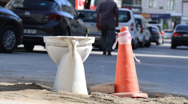 Kanalizasyon kapağındaki ’klozetli önlem’ şaşırttı