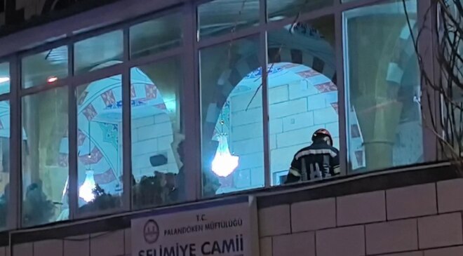 Camide asılı halde bulundu