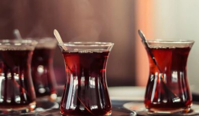 Patron kovdu, mahkeme geri gönderdi! Çay bardağı kavgasında emsal karar