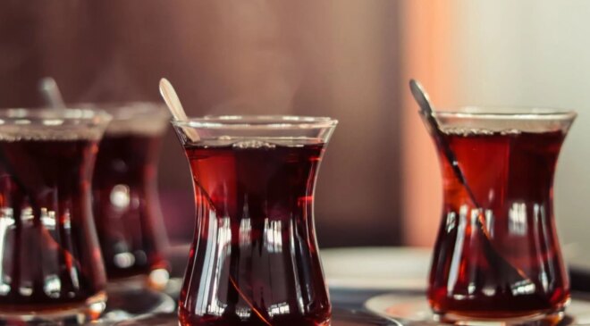 Patron kovdu, mahkeme geri gönderdi! Çay bardağı kavgasında emsal karar