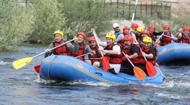 Fuat Oktay, Çekerek’te şampiyon sporcularla buluşarak rafting yaptı