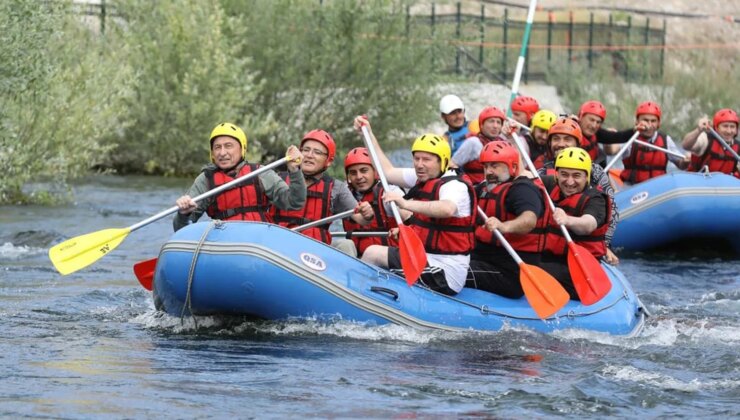 Fuat Oktay, Çekerek’te şampiyon sporcularla buluşarak rafting yaptı
