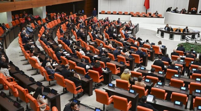 Çerçeve Yasa Meclis’ten geçti, siyasilerden peş peşe mesajlar geldi