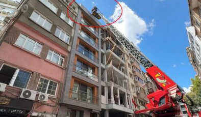 Çıplak çatıya çıktı, uygunsuz hareketler yaptı! Gören telefona sarıldı
