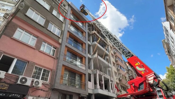 Çıplak çatıya çıktı, uygunsuz hareketler yaptı! Gören telefona sarıldı