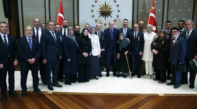 Cumhurbaşkanı Erdoğan, şehit aileleri ve gazileri kabul etti: Türkiye’yi bu sıkıntıdan ebediyen kurtaracağız