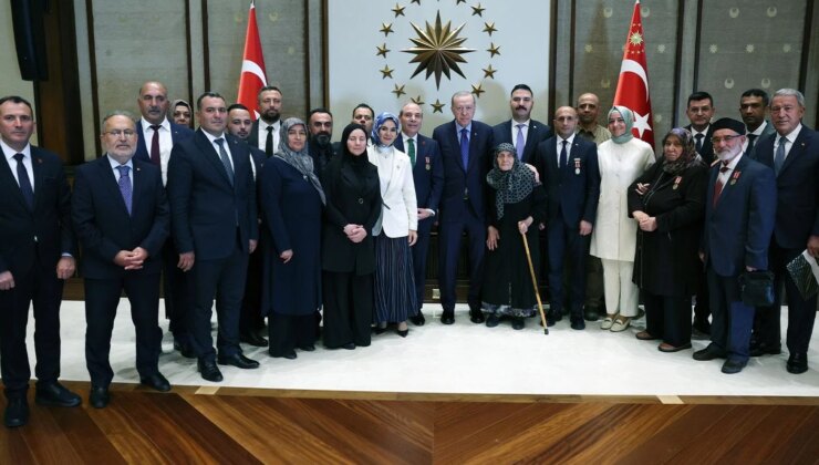 Cumhurbaşkanı Erdoğan, şehit aileleri ve gazileri kabul etti: Türkiye’yi bu sıkıntıdan ebediyen kurtaracağız