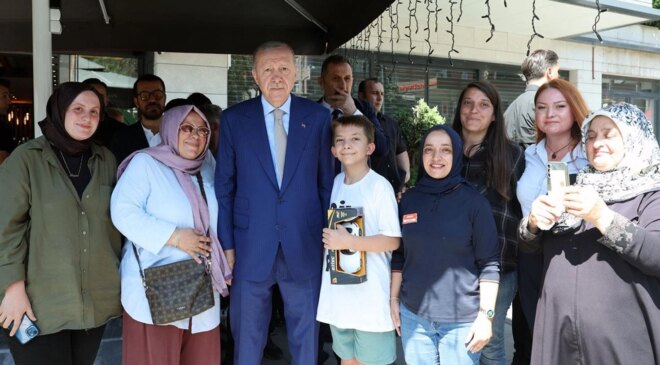 Cumhurbaşkanı Erdoğan, Üsküdar’da esnafı ziyaret etti