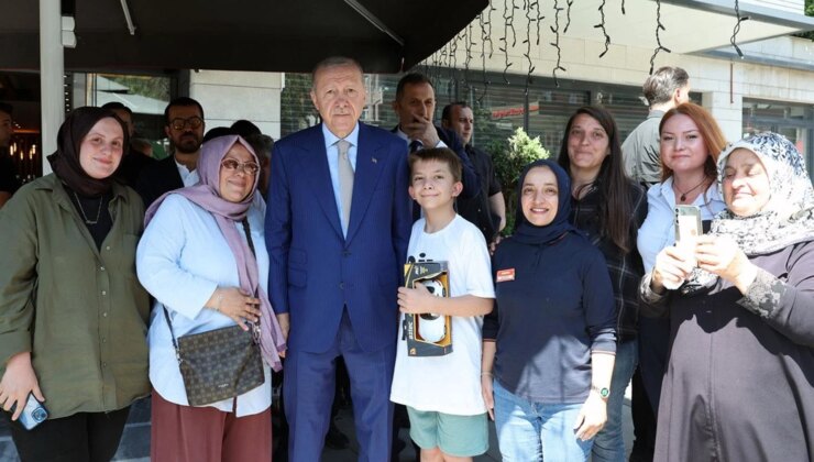 Cumhurbaşkanı Erdoğan, Üsküdar’da esnafı ziyaret etti