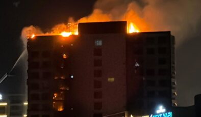 Diyarbakır’da 12 katlı plazada yangın: 1 kişi mahsur kaldı, 8 kişi dumandan etkilendi