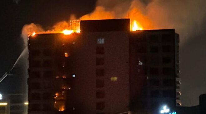 Diyarbakır’da 12 katlı plazada yangın: 1 kişi mahsur kaldı, 8 kişi dumandan etkilendi