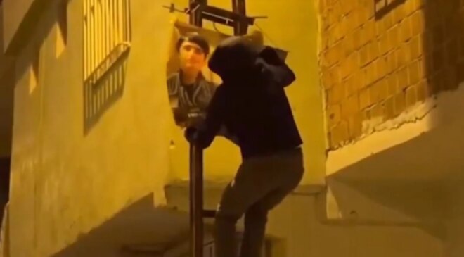 Terör örgütü mensuplarının posterini asan 4 kişi gözaltına alındı