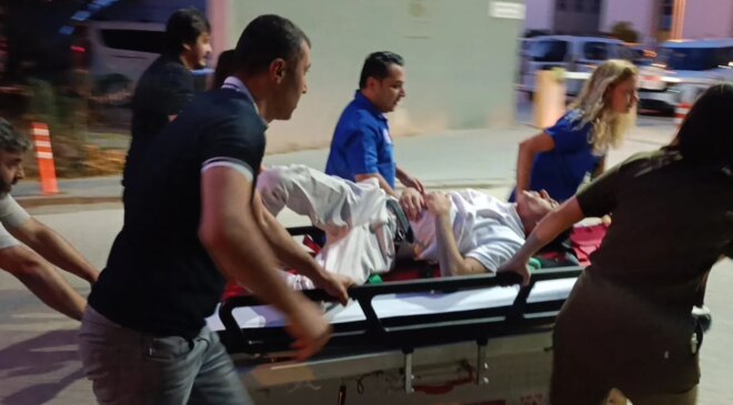 Doktor, acil servis duvarından atlayarak yaralı motosiklet sürücüsüne müdahale etti