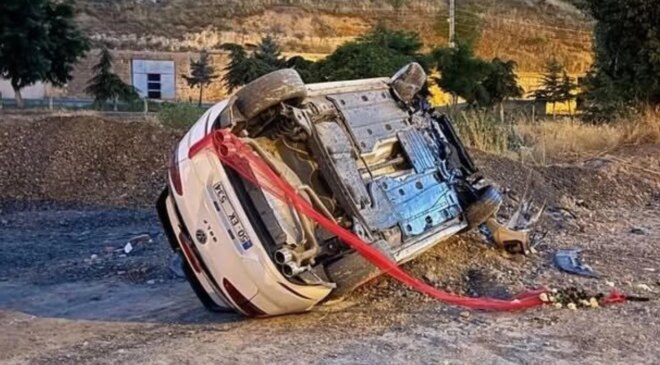 En mutlu günleri kabusa döndü: Gelin arabası taklalar attı