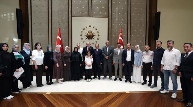Cumhurbaşkanı Erdoğan, Kahramanmaraş’taki okul saldırısında hayatını kaybeden öğrencilerin aileleriyle görüştü