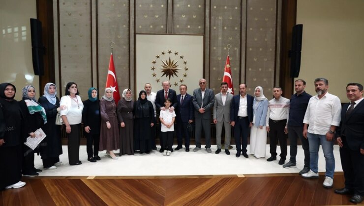 Cumhurbaşkanı Erdoğan, Kahramanmaraş’taki okul saldırısında hayatını kaybeden öğrencilerin aileleriyle görüştü