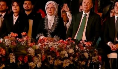 AK Parti’nin 25. yıl kutlamalarında Cumhurbaşkanı Erdoğan’ı mest eden gösteri