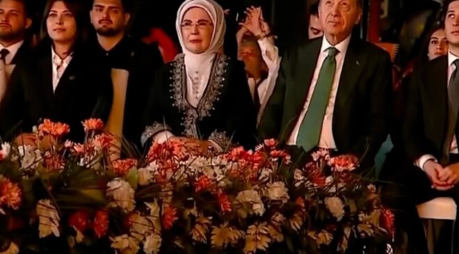 AK Parti’nin 25. yıl kutlamalarında Cumhurbaşkanı Erdoğan’ı mest eden gösteri