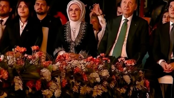 AK Parti’nin 25. yıl kutlamalarında Cumhurbaşkanı Erdoğan’ı mest eden gösteri