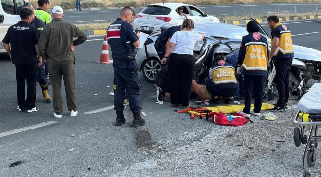 D100’de otomobil su kanalına çarptı: 2 ölü, 4 yaralı
