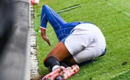 Galatasaray’a çifte kötü haber! Teklif reddedildi, sahayı sedyeyle terk etti