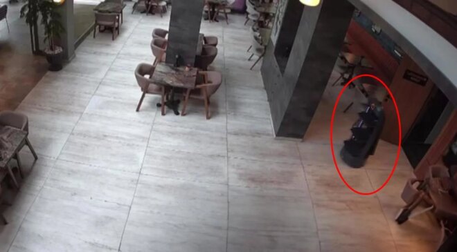 Garsonluk yapan robot merdivenlerden düştü, restoran 3 gün izne yolladı